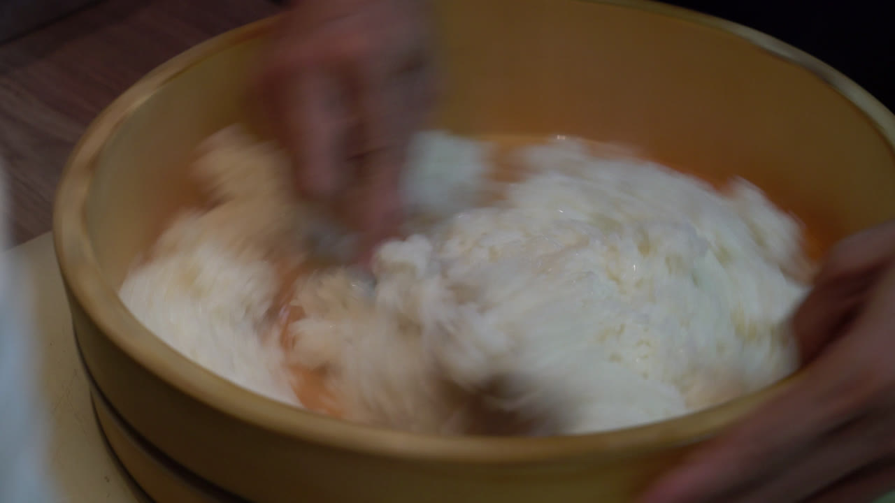 hacer arroz de sushi en una olla de madera