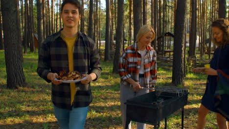 amigos disfrutando de una barbacoa en un bosque