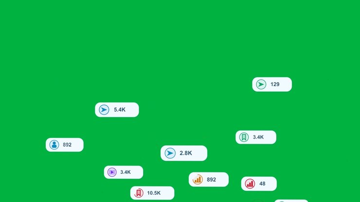 Sfondo trasparente con punti luminosi che generano badge dati in ascesa, collegati da linee color verde acqua, che mostrano metriche