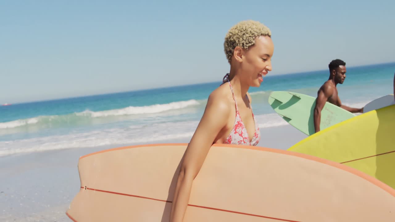 해변에서 달리는 젊은 성인 친구들 4k