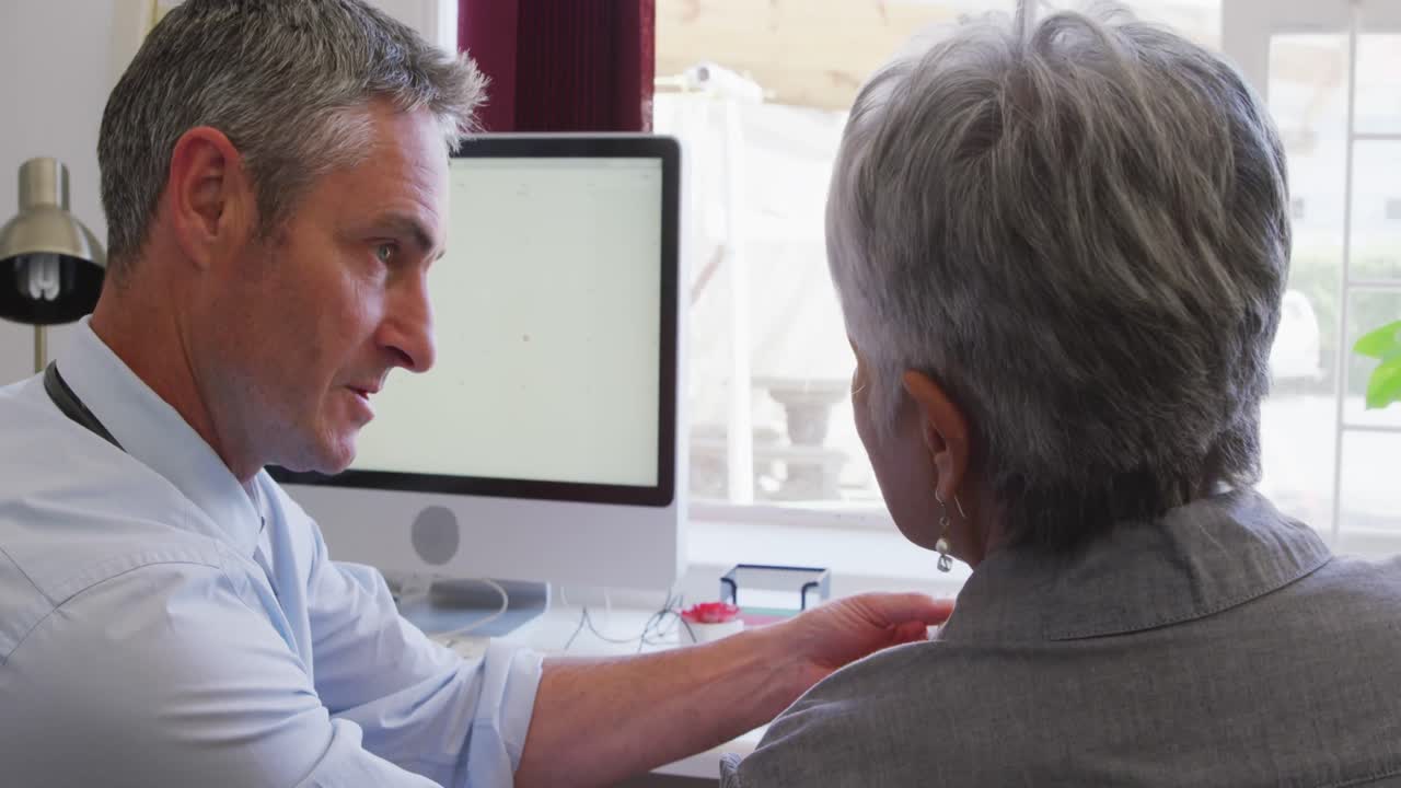 médico examinando a una mujer mayor en un hogar de ancianos