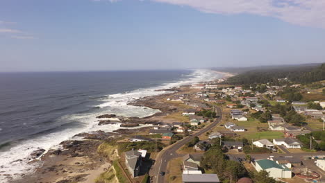 La-Ciudad-De-Yates-En-La-Costa-Central-De-Oregon,-Vista-De-Drones