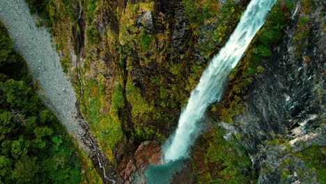 Antena-De-Drones-De-Nueva-Zelanda-De-La-Cascada-Devil&#39;s-Punchbowl,-Panorámica-Hacia-Abajo