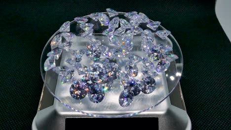 lote de diamantes blancos naturales brillantes de forma redonda girando con fuego alto