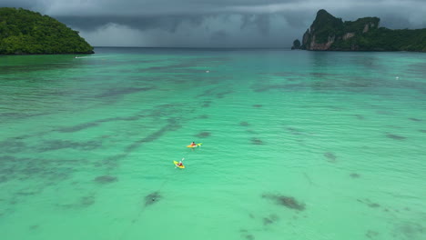 Touristisches-Kanufahren-Auf-Der-Lagune-Auf-Den-Koh-Phi-Phi-Inseln,-Thailand