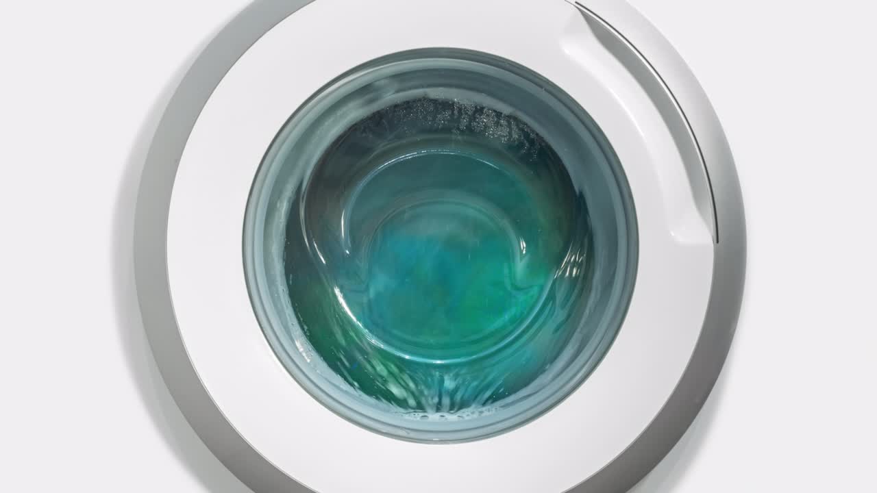 타임 스 (time-lapse) 색 가정용 세탁기, 세탁기 세탁 색의 옷 타임-스. 세탁 옷. 모션 블러, 둥근 드럼, 색 배경에 회전하는 원,  아웃.