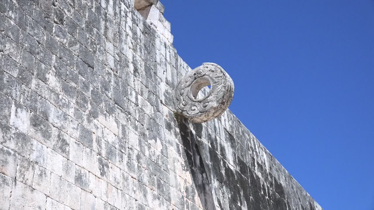 каменная петля на большом баскетбольном поле в gran juego de pelota в чичен-ице, юкатан, мексика