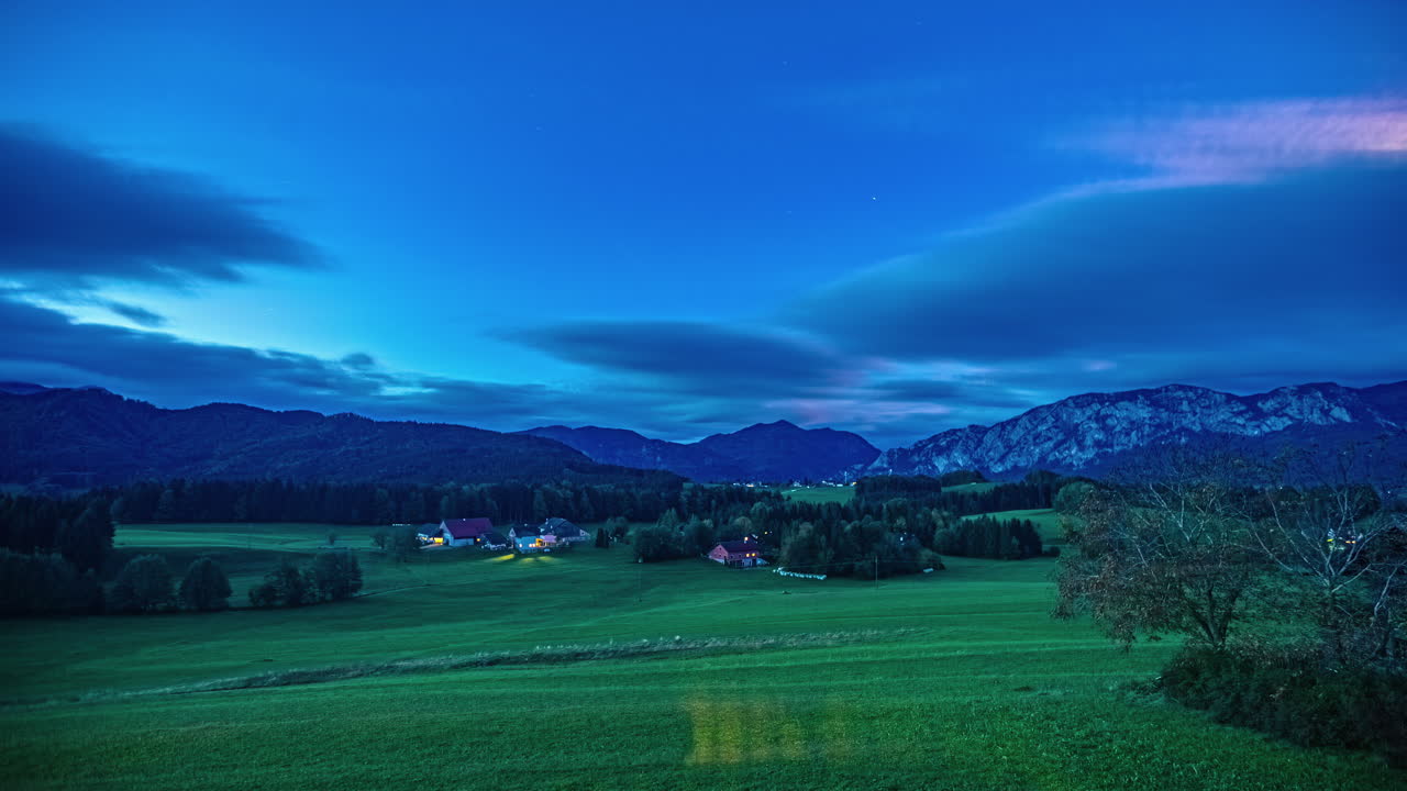 오스트리아에서 해가 뜨는 동안 건축물의 이한 풍경 중앙 유럽의 알프스