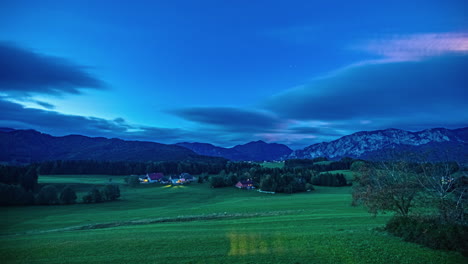 Idyllischer-Blick-Auf-Die-Architektur-Bei-Sonnenaufgang-In-Den-österreichischen-Alpen-In-Mitteleuropa