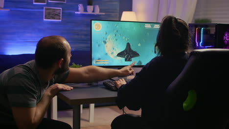 pareja de jugadores profesionales jugando juegos de disparos espaciales