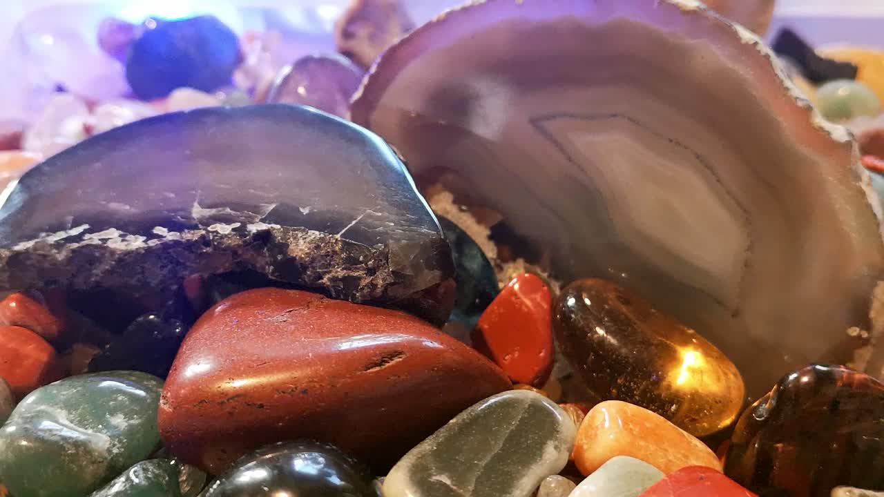 Coleção colorida de ágatas de cristal roladas, brilhantes e polidas