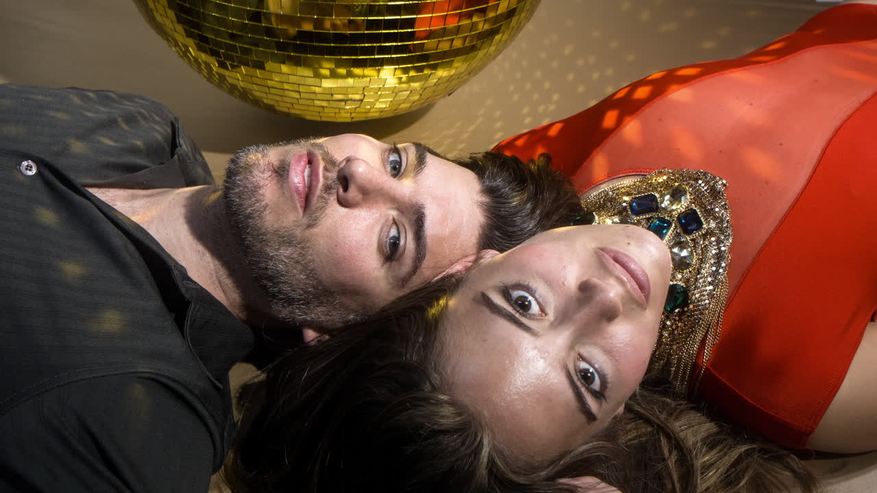 hombre mujer piso 4k 11