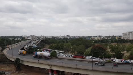 Vídeo-Secuencial-Del-Tráfico-En-Hora-Punta-En-El-Paso-Elevado-De-La-Fábrica-De-Estaño,-Krishnarajapuram,-Bangalore,-Karnataka,-India