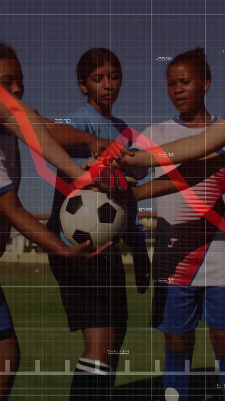 Video vertical: Equipo de fútbol sosteniendo un balón para una charla estratégica previa, apilándolo y levantándolo mientras un gráfico rojo se mueve