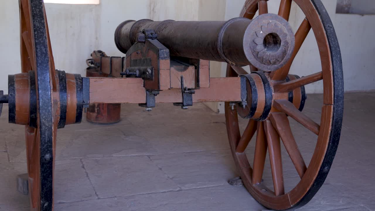 Cannone d'epoca per la protezione di un antico forte, ripreso al mattino da diverse angolazioni. Video girato al forte di Kumbhal, Kumbhalgarh, Rajasthan, India