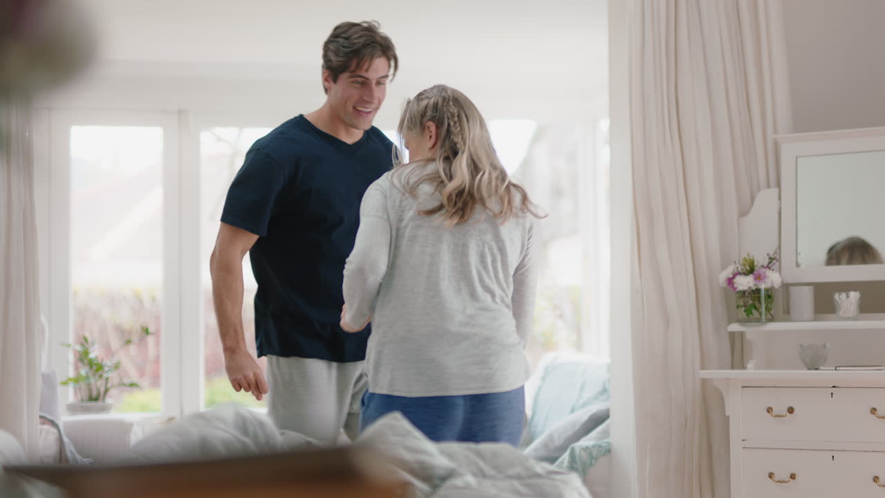 행복한 젊은 커플이 집에서 춤을 추고 축하하고 재미있는 주말 아침 함께 침실에서 재미있는 춤을 즐기고 성공적인 관계 축하 4k 영상
