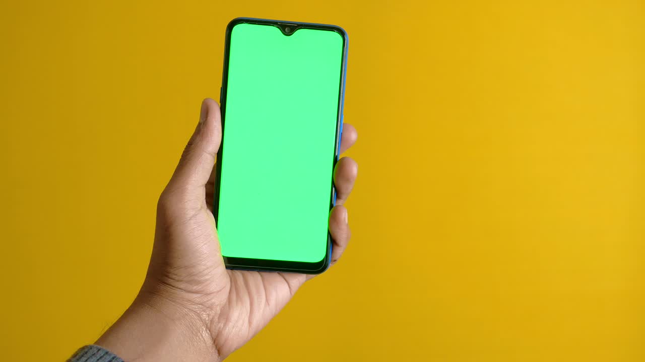 Primo piano della mano del giovane utilizzando smart phone