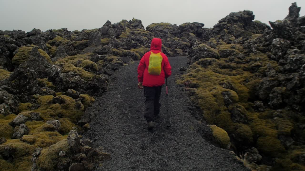 극적인 아이슬란드 풍경, 트레일에서 하이킹하는 사람, 움직임을 따라가는 카메라, 카메라 추적 - 스테디캠 짐벌 스태빌라이저에 돌리
