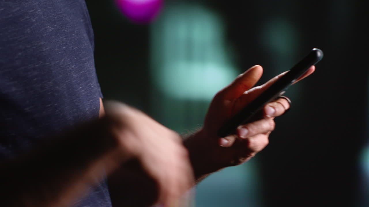 Adulto che usa il telefono durante una passeggiata notturna