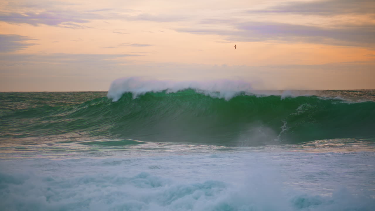 океанская волна катится в сумерках на берегу моря на облачном небе. удивительный утренний морской пейзаж.