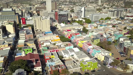 panorámica aérea amplia drone disparado sobre el centro de ciudad del cabo, sudáfrica con vista panorámica del puerto y el centro de la zona de negocios