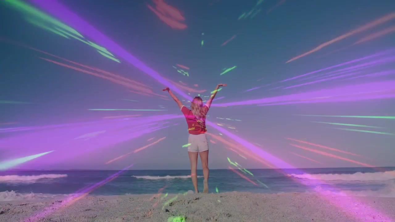 Donna in piedi sulla spiaggia che alza le braccia, luci dell'orizzonte che emanano, con un overlay intorno a lei per il marketing.