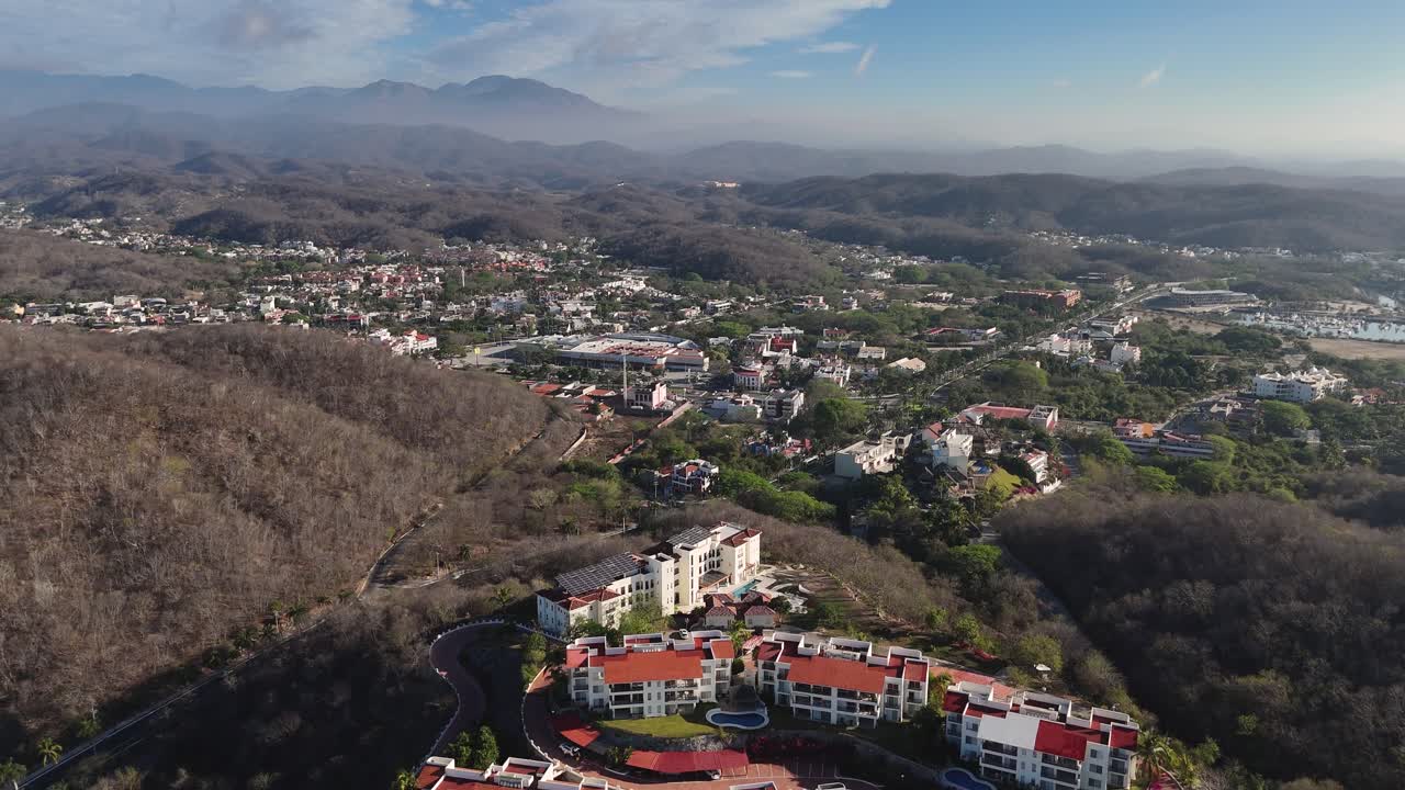 vista a ojo de avión no tripulado de huatulco desde la bahía de santa cruz, huatulco, oaxaca