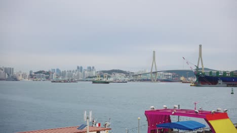 el puerto y el puente de busan, panning estableciendo un tiro de corea del sur