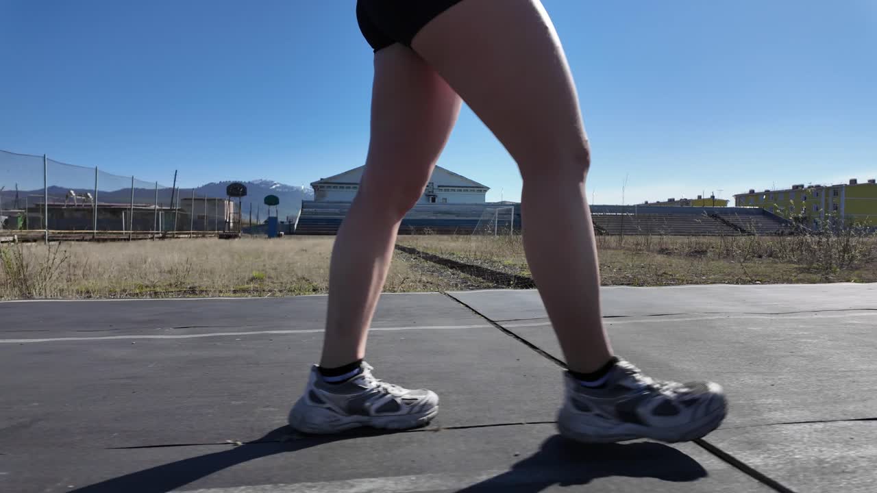 한 사람이 이 좋은 날 트랙을 고 있다