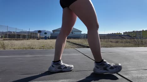 una persona camina por una pista en un día soleado
