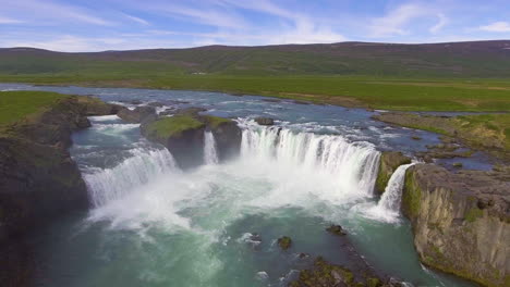 imágenes aéreas de drones de la cascada de godafoss en el norte de islandia.