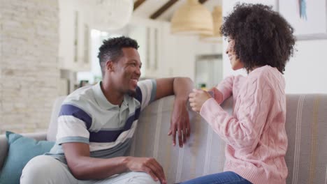 Glückliches-Afroamerikanisches-Paar,-Das-Im-Wohnzimmer-Spricht