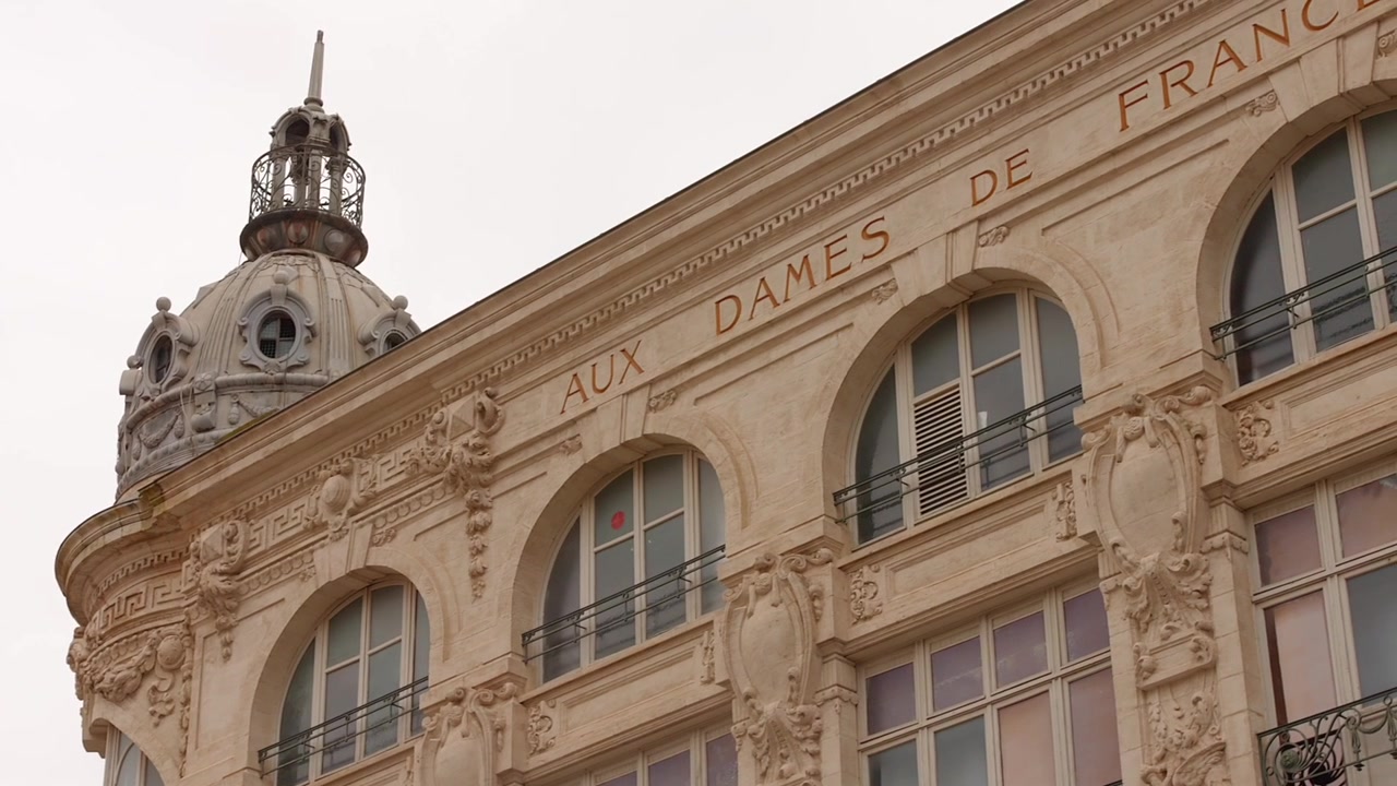 Edifício de arquitetura vintage com janelas em arco na praça principal de Narbonne, Sul da França