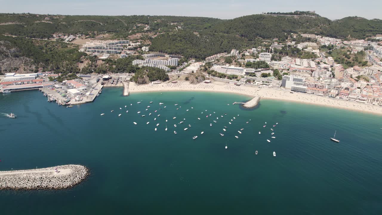 barcos amarrados en el mar azul de sesimbra en portugal