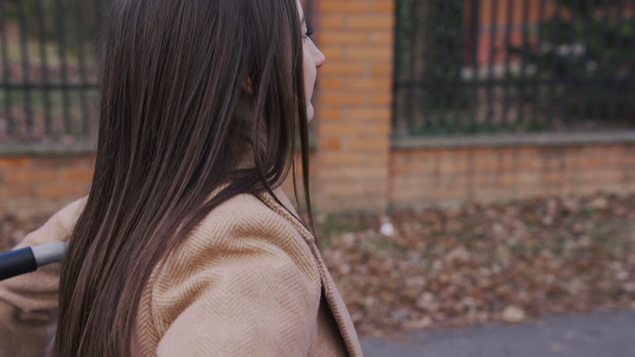 도시를 돌아다니기 위해 휠체어 바퀴를 돌리는 장애인 여성