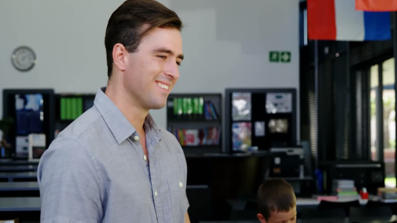 retrato de un maestro sonriente