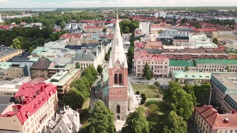 Vista-Aérea-4k-De-La-Iglesia-Nikolai-En-El-Centro-De-La-Ciudad-De-Örebro,-Suecia