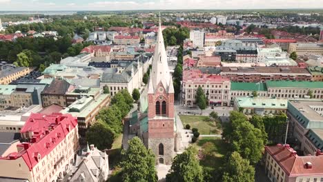 vista aérea 4k de la iglesia nikolai en el centro de la ciudad de örebro, suecia