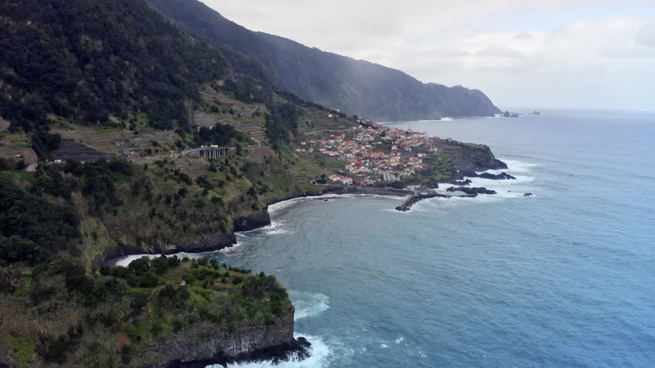 Video de dron de un pequeño pueblo en la costa de Madeira, Portugal