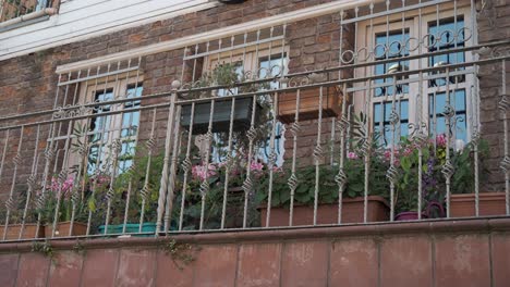 balcón adornado con flores