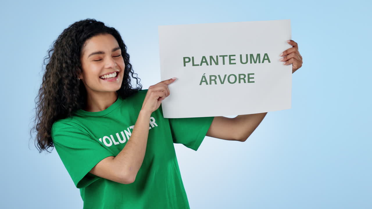 voluntario, señal y mujer plantan árboles en el estudio