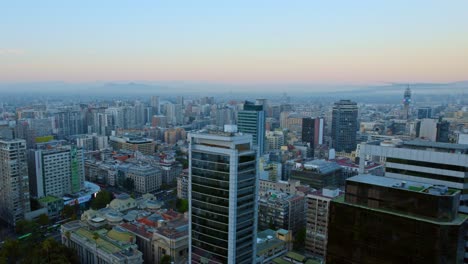 Vista-Aérea-Volando-Bajo-Sobre-La-Ciudad-De-Santiago-De-Chile,-Durante-Un-Colorido-Amanecer