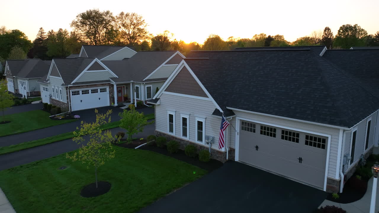 bandera americana en casa en comunidad residencial