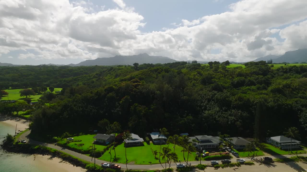 drone volando sobre la playa de anini en la isla hawaiana de kauai