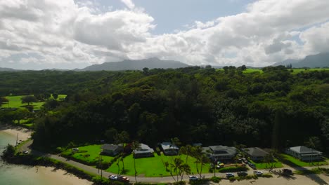 drone volando sobre la playa de anini en la isla hawaiana de kauai