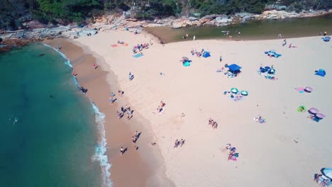 antena en la playa de wattamolla con turistas locales disfrutando del día de verano