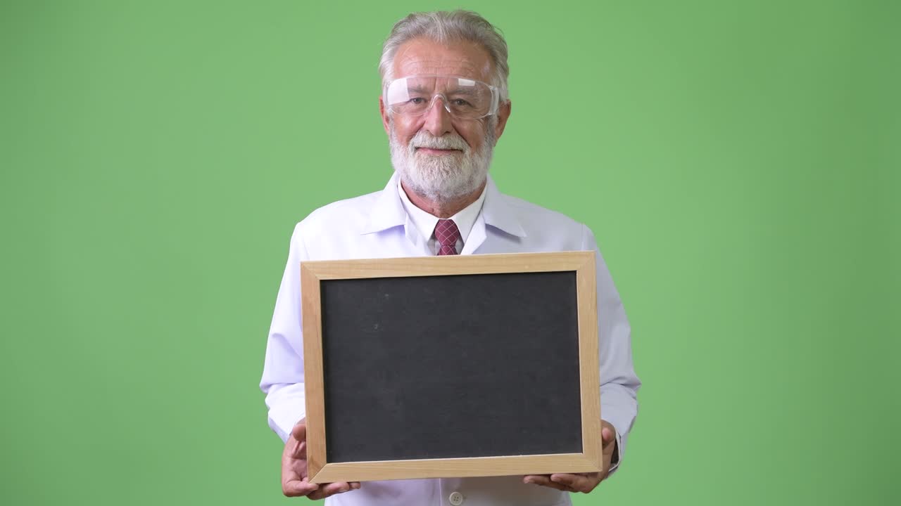 hombre barbudo y guapo en el fondo verde.