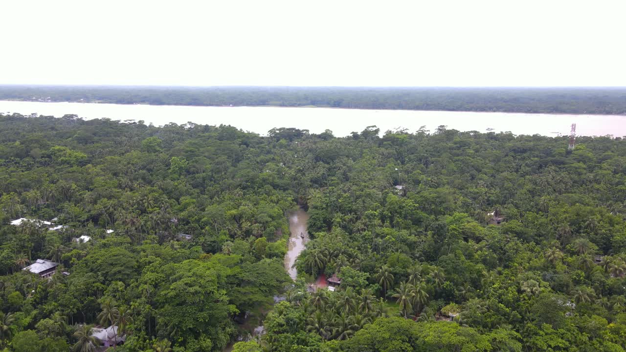 aldea indígena amazonia en el bosque con río