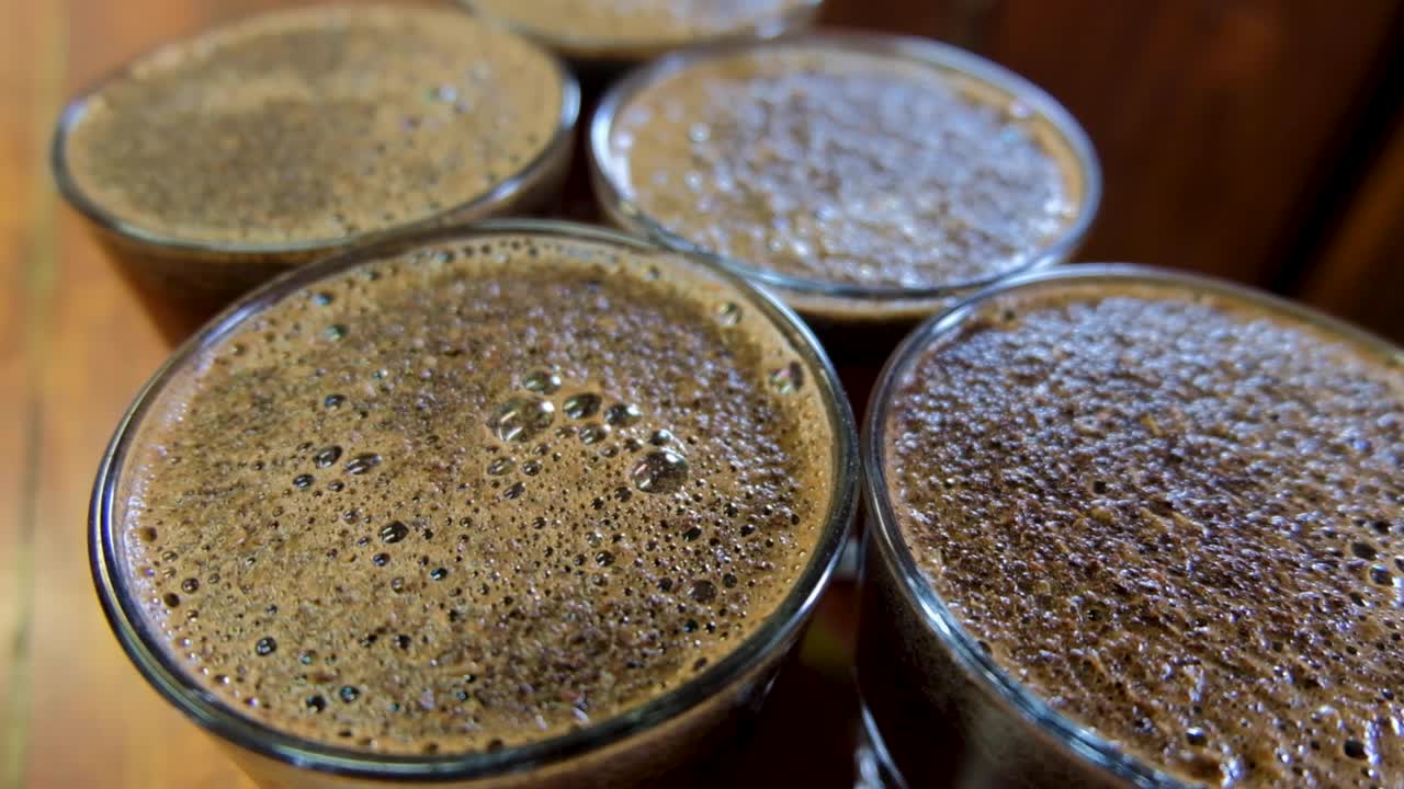 품질 보증, 맛 및 향과 속성에 대한 냄새 테스트를 위해 최근 작물 수확에서 갓 내린 커피를 닫습니다.