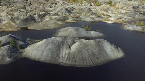 vista aérea de un paisaje de cantera con agua roja